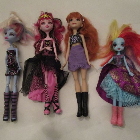 Monster High og diverse andre dukker.