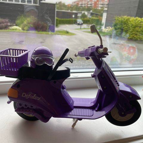 Lilla Scooter m/hjelm, som passer til Barbie