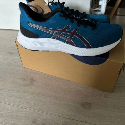 Nye Asics  løpesko str. 43,5