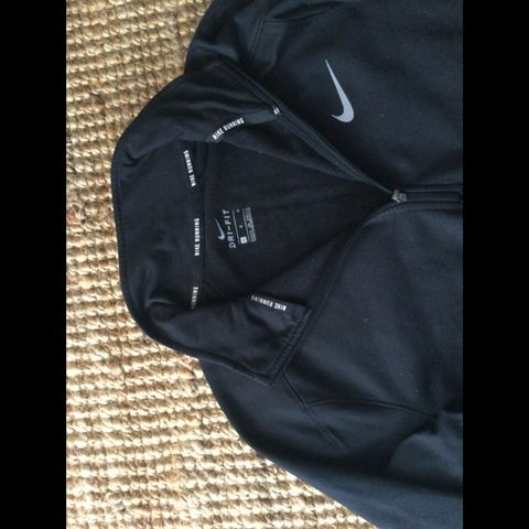 Pen tykk Nike dri fit treningsgenser sort.