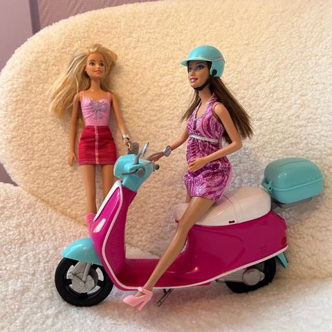 Barbiedukker og Barbie scooter