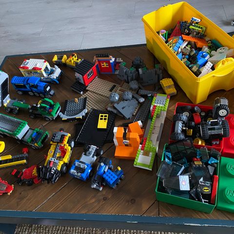 diverse gamle Lego - biler, lastebiler, dekk, vinduer, dører