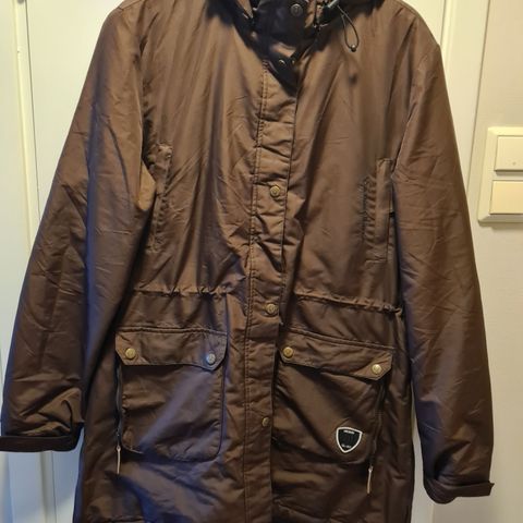 Varm parkas. Str xl.  Selges 300 kr.