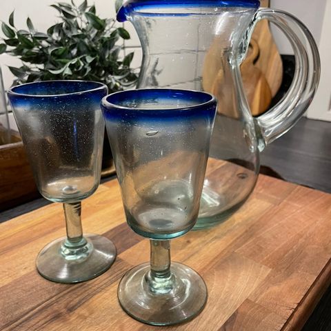 Stor glassmugge og 2 glass