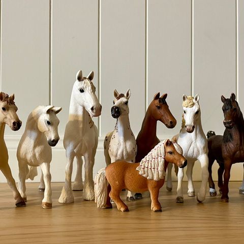 Schleich hester, stall og utstyr