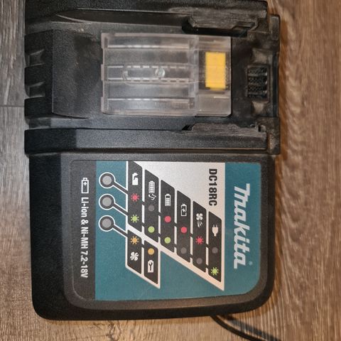 Makita lader  med 3 batterier 3.0Ah.