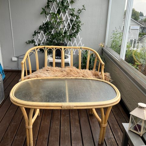 Sjarmerende og nostalgisk manilla sofa og salongbord