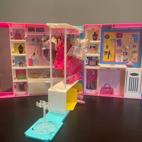 Barbie garderobe / omkledningsrom til salgs