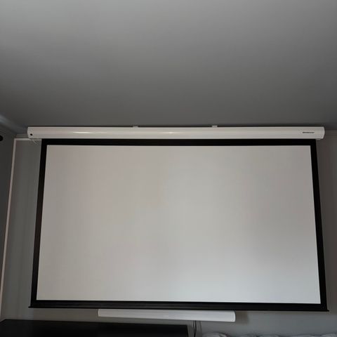 106” GRANDVIEW motorisert lerret selges med EPSON projector