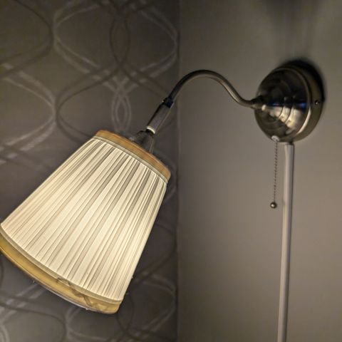 Vegglampe fra Ikea selges