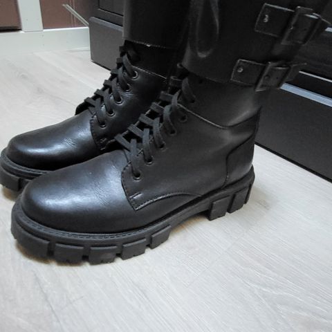 Svarte boots i skinn