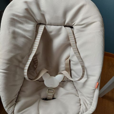 Stokke Newborn sete med seler og ekstra trekk