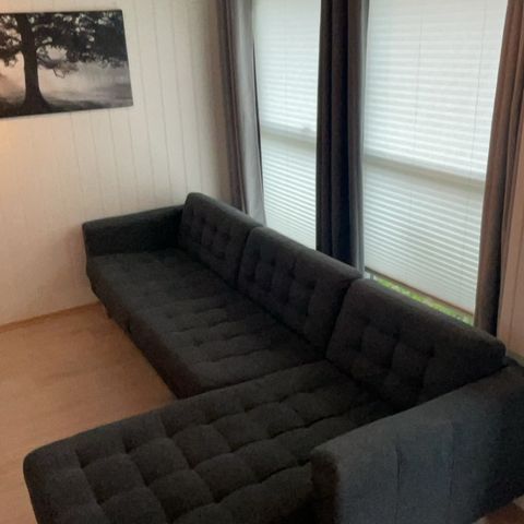 Landskrona 4 seters sofa med sjeselong fra IKEA.