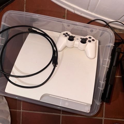 Hvit PlayStation 3 + kontroller selges! Kan sendes – Spill kan kjøpes separat