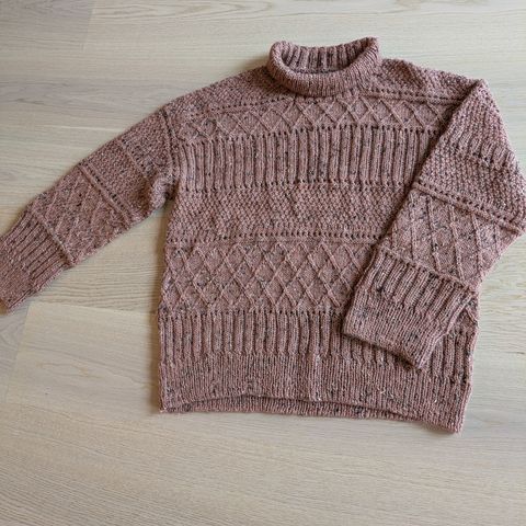 Hjemmestrikket Ingrid genser fra Petite knit