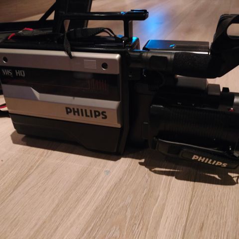 Eldre Philips videokamera i koffert