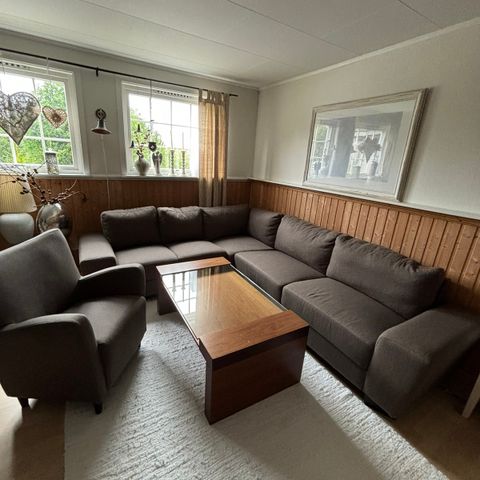 Sofa, lenestol og bord