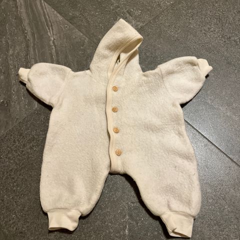 Babydress i ullfleece fra Nøstebarn