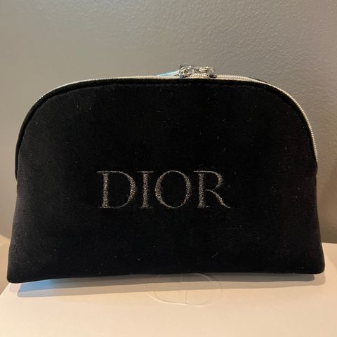 NY Dior pouch selges