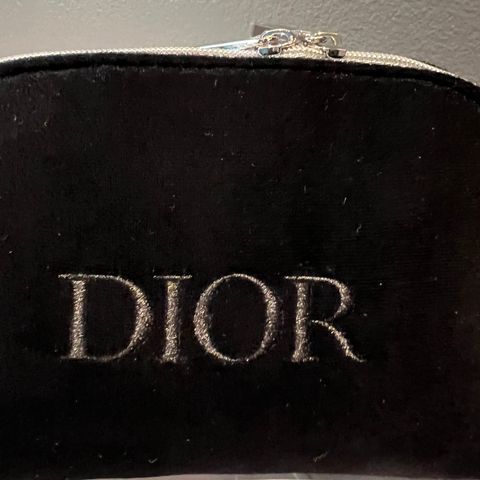 NY Dior pouch selges