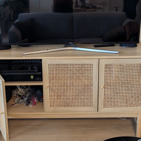 Stereoanlegg (Forsterker,  2x gulvhøyttaler, subwoofer)