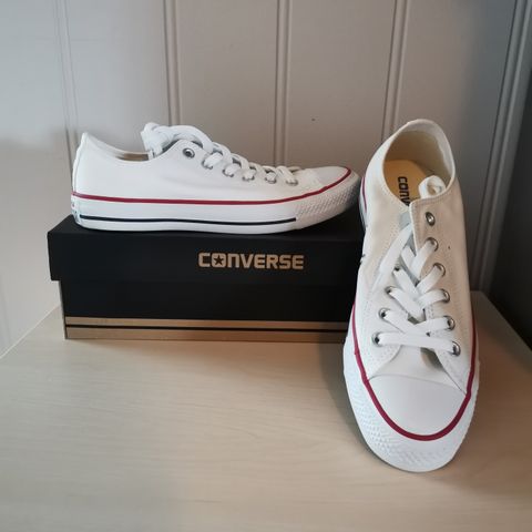 Nye, hvite Converse All Star OX i str EUR 6,5 / ca str 40