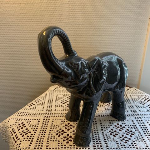 Elefant i keramikk.