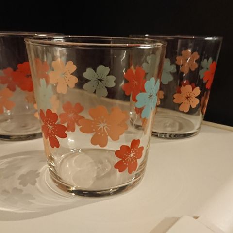 3 glass med blomster