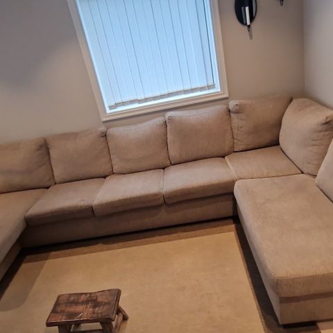 Stor sofa i beige farge