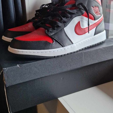 Nike Jordan 1 mid black/fire red str. 47.5 ubrukte