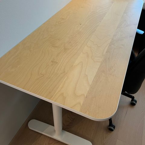 Skrivebord 140x60 tre/hvitt - justerbar høyde - IKEA Bekant