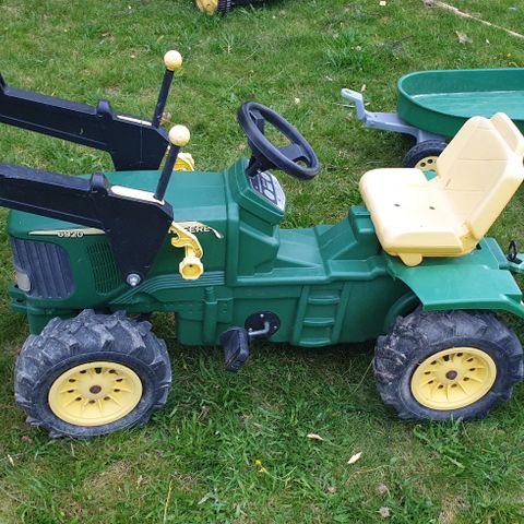 Tråtraktor John Deere med skope