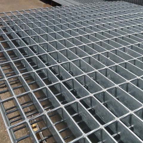 Industrial quality galvanized steel grating (gitterrist / långrist)