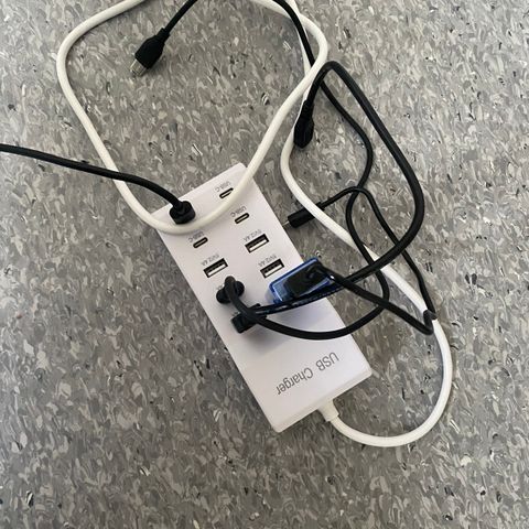 Lader. Extremely strong and fast charger for Type C and USB 10 cables!