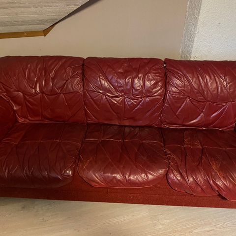 Mørkt rød skin sofa