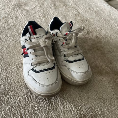 Tommy Hilfiger sko str 30