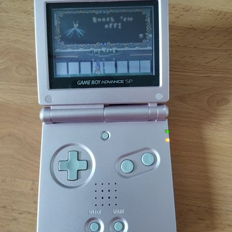 Game Boy Advance SP med originalspillet Disney Mermaid og lader