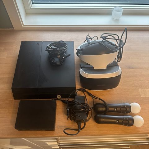 Playstation 4 med tilhørende VR1 utstyr.