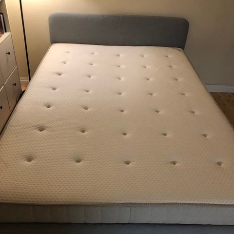 IKEA Slattum Seng 140x200, med Sultan Haslum madrass og Sultan Torød overmadrass