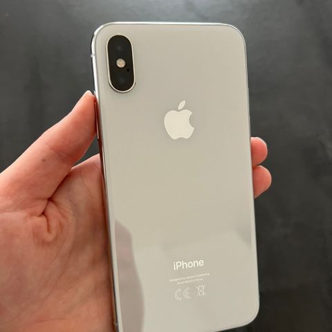 Pent brukt iPhone X i fargen hvit/sølv selges med batterikapasitet på 89%