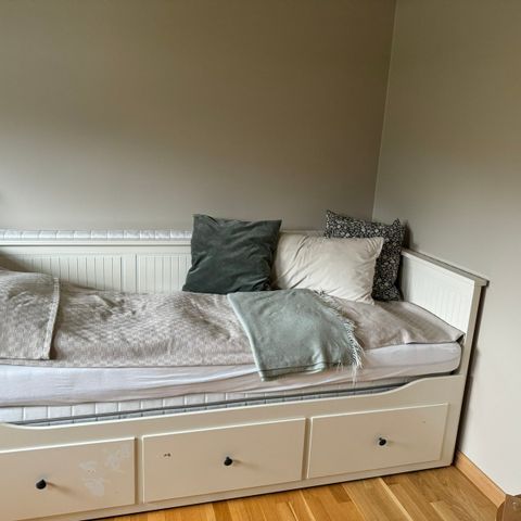 IKEA Hemnes seng med 3 skuffer og to madrasser