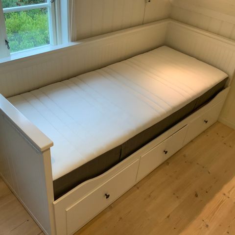 2 stk IKEA Hemnes senger uten madrass