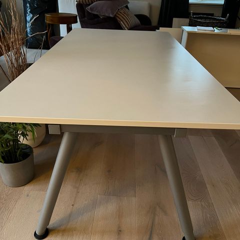 Justerbart skrivebord fra Ikea