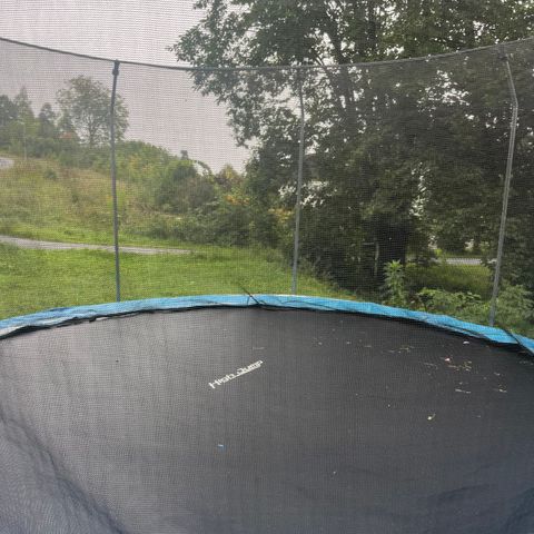 Godt brukt trampoline gis bort