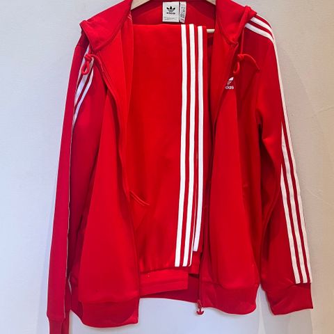 Rød Adidas joggedress. Ubrukt