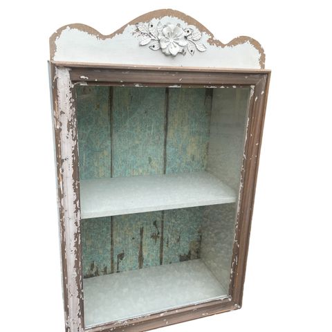 Dekorativt vintage veggskap i shabby chic-stil