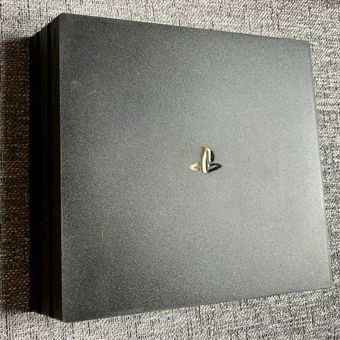 PlayStation 4 Pro (1TB) med 2 kontrollere