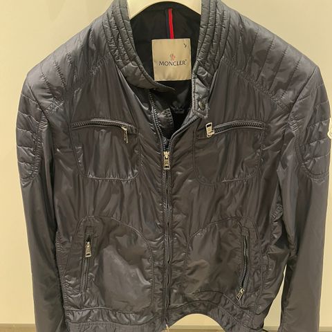 Moncler jakke str 5. tilsvarer 52/54