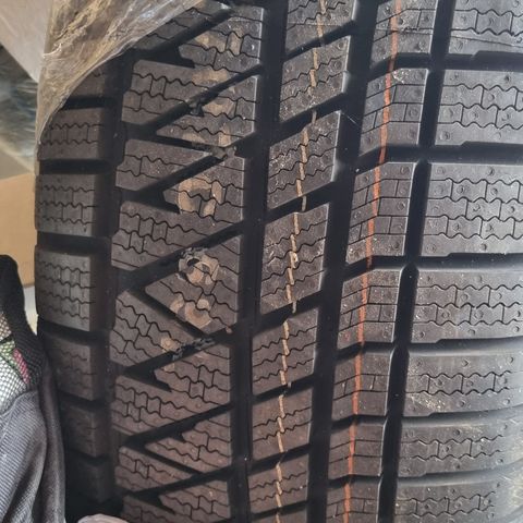 2 helt nye vinterdekk 255/70 R16 111H 4PR