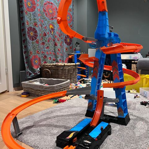 Rå Hot Wheels bilbane med motor